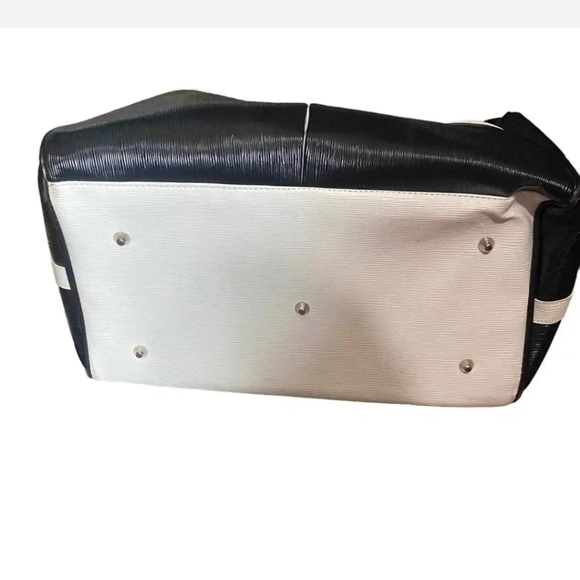 Adrienne Vittadini Black & White Crocodile Textured Embossed Carry Duffle. - Picture 4 of 5